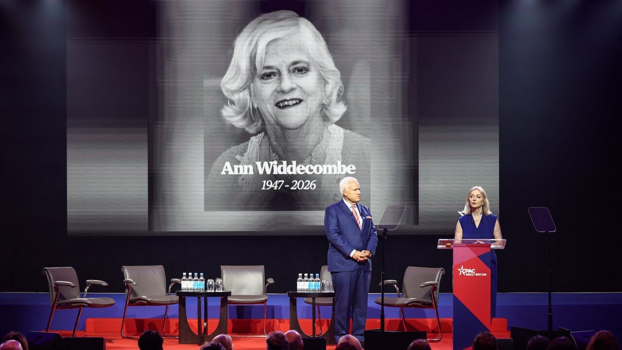 Beveiligingscamera toont hoe Ann Widdecombe 21 keer met een hamer op haar hoofd werd geslagen