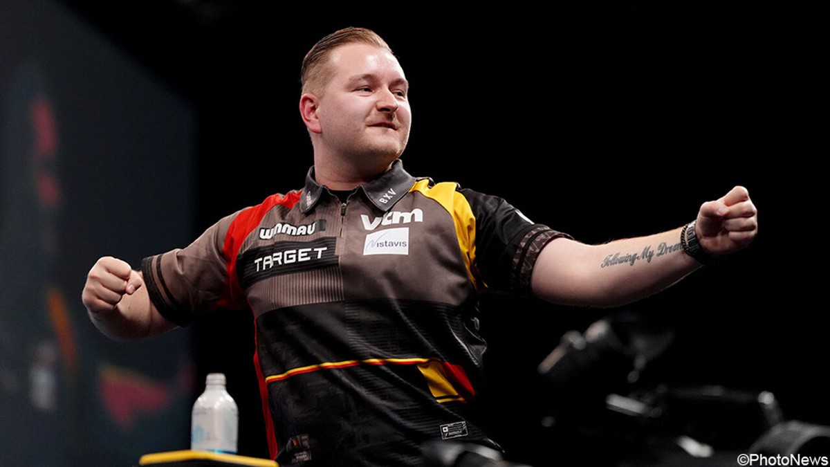 LIVE: Dimitri Van den Bergh staat meteen twee sets in het krijt op WK darts