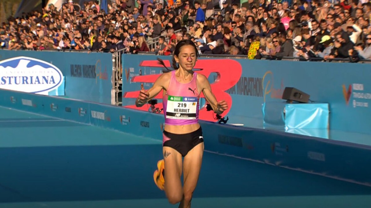 Chloé Herbiet loopt 23 jaar oude Belgische marathonrecord aan flarden in Valencia