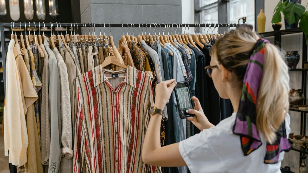 Een uitpuilende kledingkast is vaak meer waard dan je denkt: hoe verkoop je oude kledij het best online?