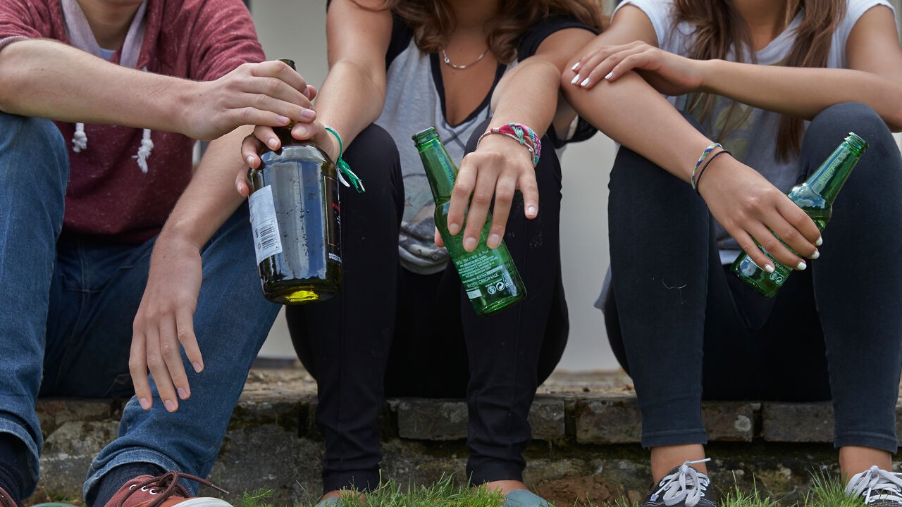"Ik hoef niet meer elke keer mijn hart vast te houden": hoe ga je om met een kind dat te veel drinkt?