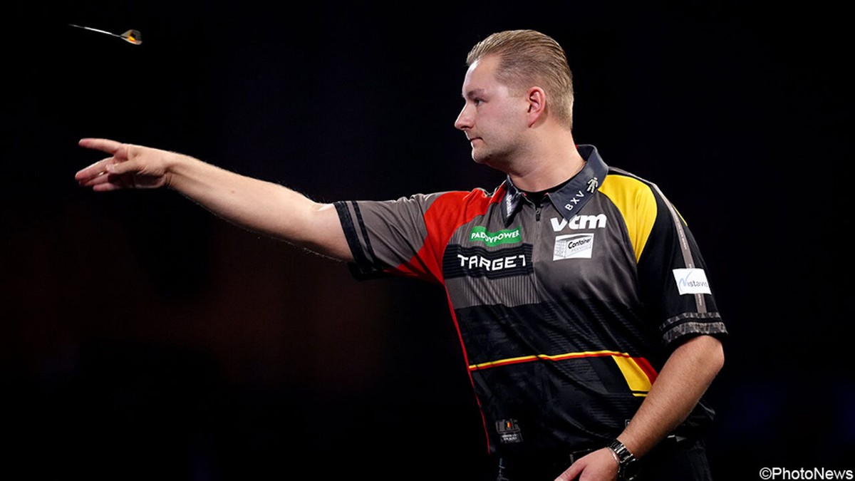 Amper één leg gewonnen: Dimitri Van den Bergh met schaamrood op de wangen uitgeschakeld op WK darts