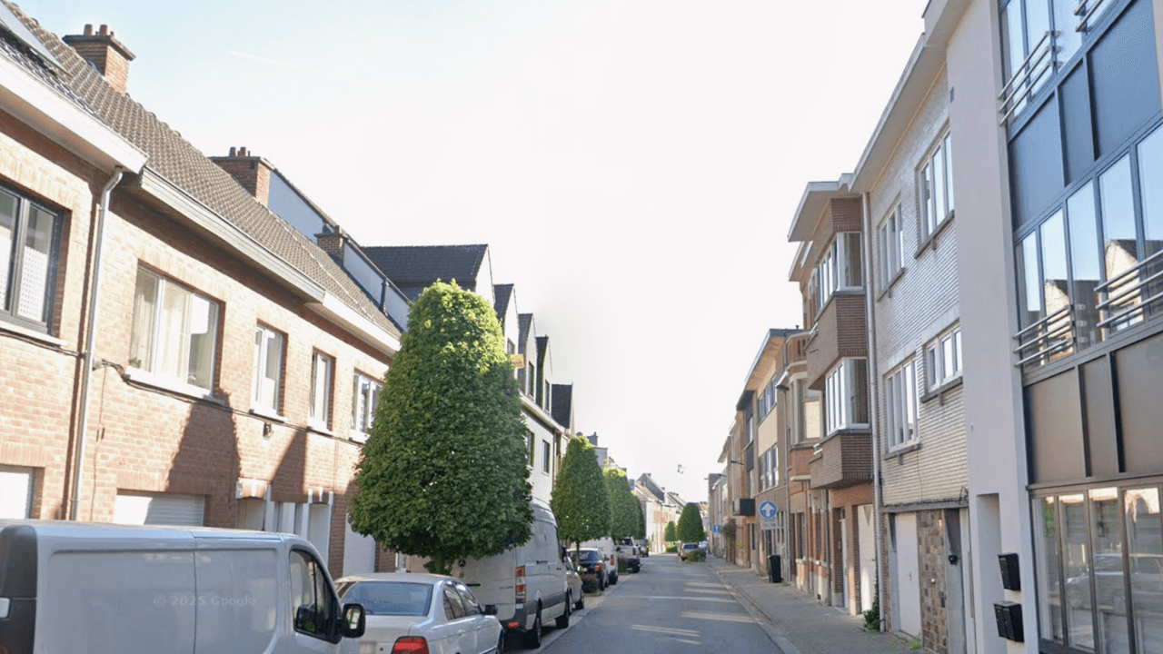 Man in kritieke toestand naar ziekenhuis na hevige woningbrand in Aalst