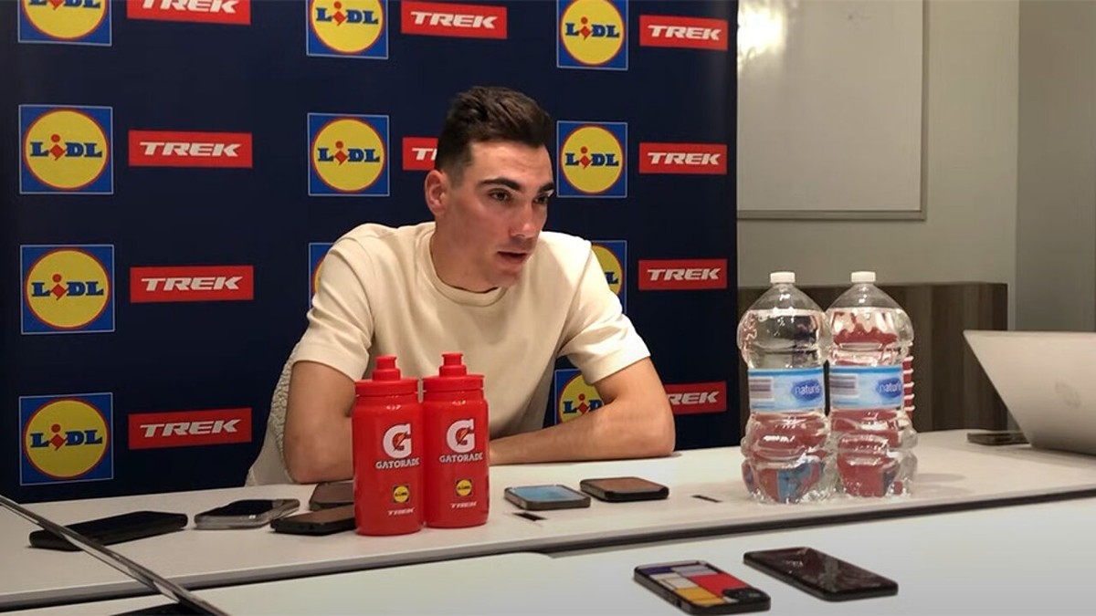 Een opvallend statement en dubbel misnoegde Skjelmose: Juan Ayuso's entree bij Lidl-Trek verloopt allesbehalve onopgemerkt