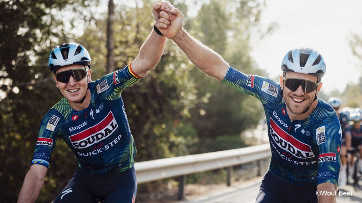 Soudal-Quick Step frist shirt op met opvallende accenten om zichtbaarheid te verhogen