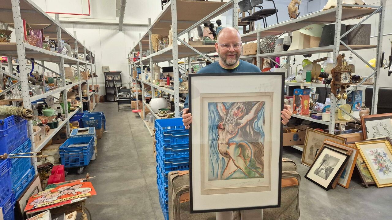 Medewerker Kringwinkel Gent redt werk van Dalí van container: "Stond klaar om te worden weggegooid"