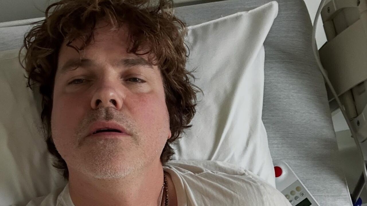 Zanger Jasper Steverlinck in ziekenhuis met ernstige infectie na operatie