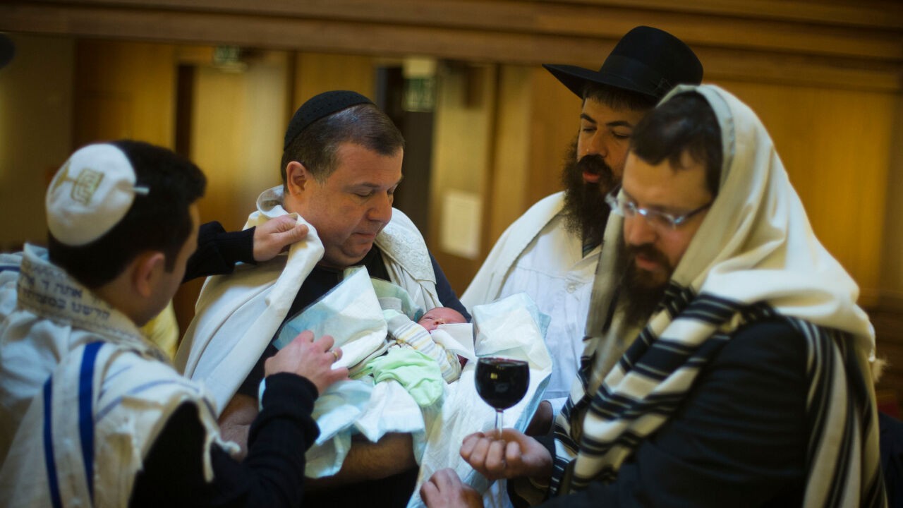 Hoe verloopt een rituele joodse besnijdenis, en hoe groot is de kans op complicaties?