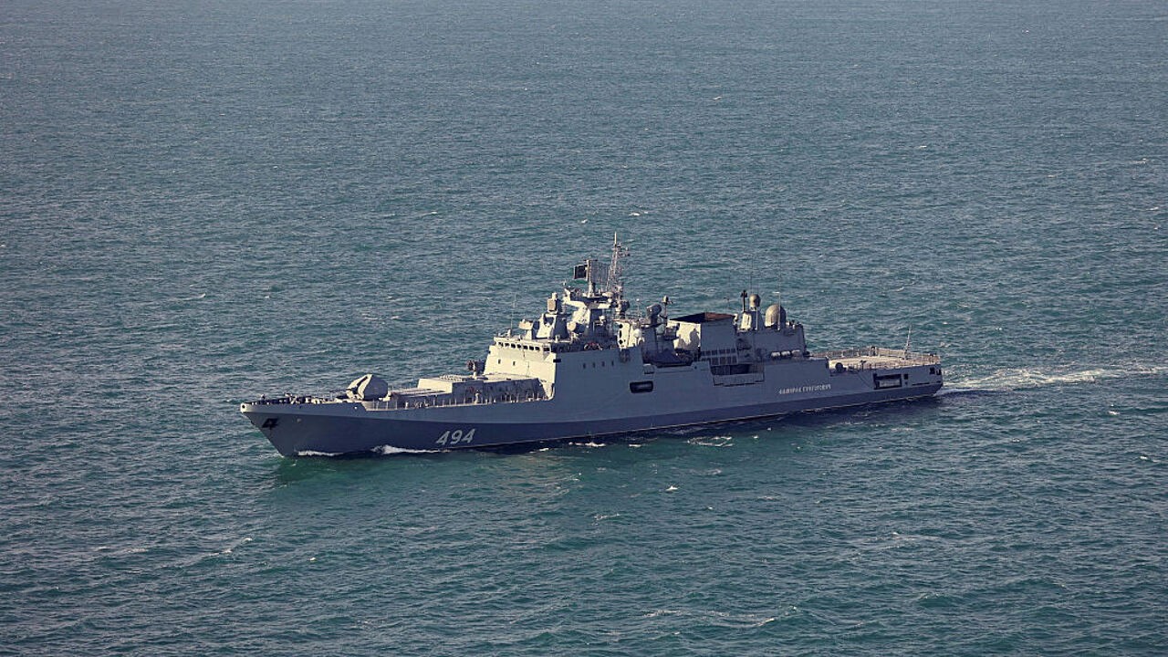 Russisch oorlogsschip voert schietoefening uit voor Britse kust, op eerste dag van nieuwe premier Burnham