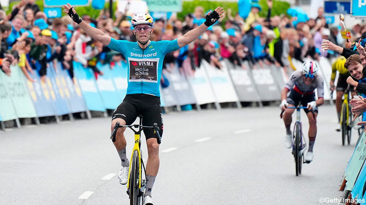 Hij doet het weer! Wout van Aert knalt dankzij monsterinspanning op slotklim naar unieke hattrick in Denemarken