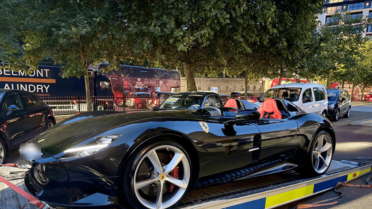 Londense politie neemt zeldzame Ferrari en 90 andere luxevoertuigen in beslag bij actie tegen asociaal rijgedrag