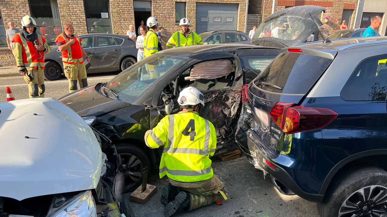Ziekenwagen botst op auto in Pervijze en raakt 5 geparkeerde wagens: vrouw van 65 gekneld en met helikopter afgevoerd