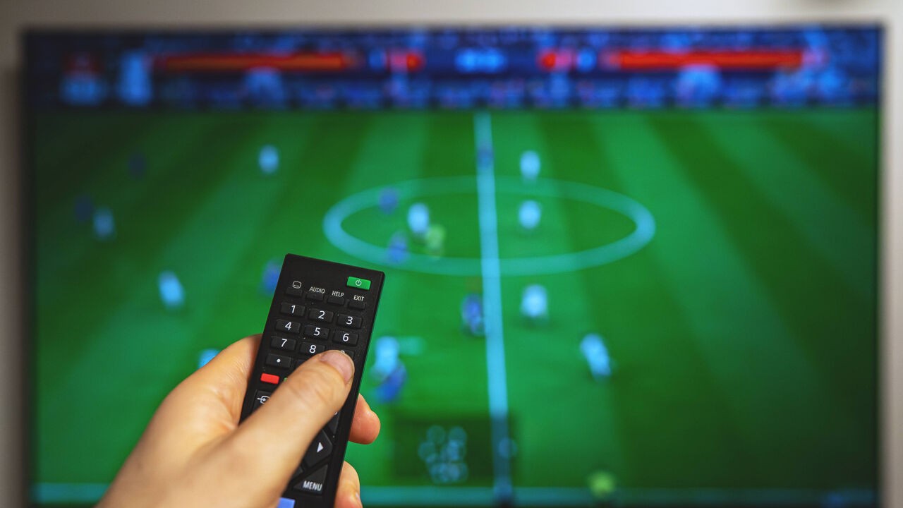 "Ineens 15 euro meer betalen om voetbalcompetities te bekijken?": Minister Beenders vraagt onderzoek naar prijzen van Play Sports