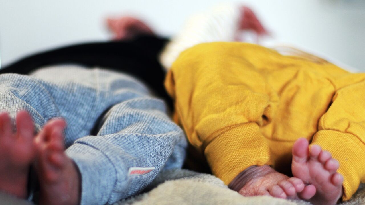 Australische moeder bevalt van tweeling die geen familie van elkaar is, en dat leidt tot unieke rechtszaak