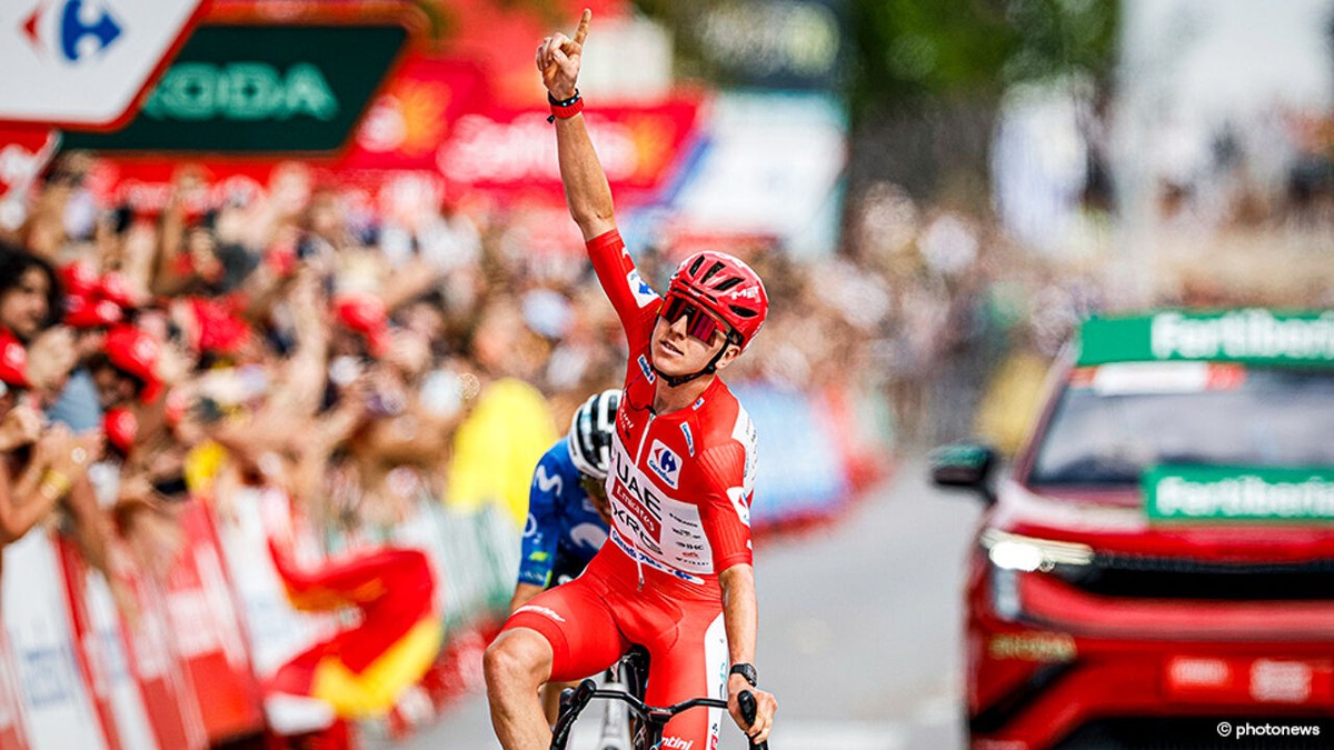 Tadej Pogacar wordt zowaar teruggefloten, maar wint toch in de Vuelta, waar Ramses Debruyne verbaast met 3e plaats