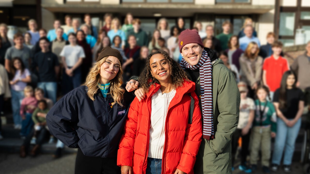 Fien, Annabet en Bavo hebben jouw hulp nodig om tijdens Warmste Week een speelboerderij te bouwen