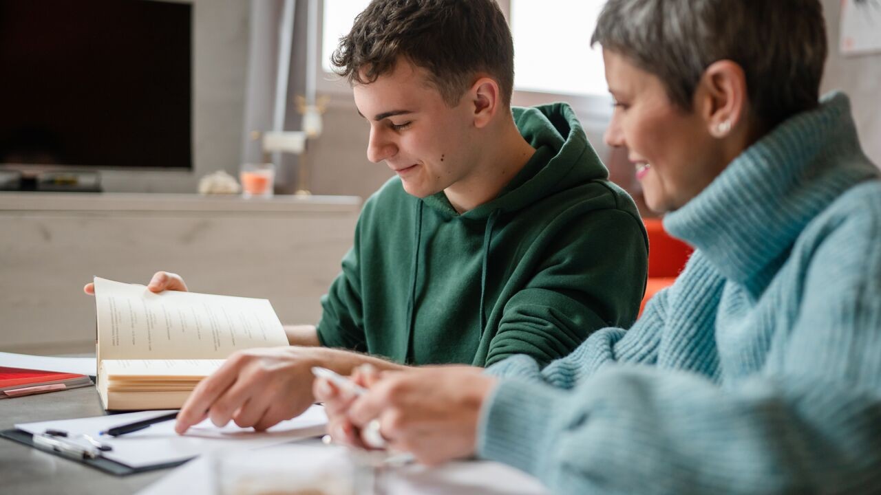 Van helikopter- naar duikbootouder: hoe je je kind helpt tijdens de blok, zonder het over te nemen