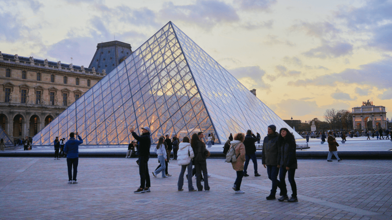Honderden boeken lopen waterschade op door lek in Louvre