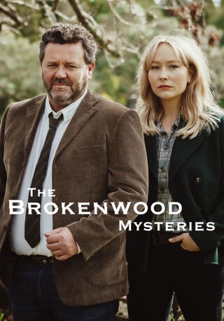 Detective Mike Shepherd en zijn team duiken opnieuw in de meest bizarre moordzaken van het pittoreske Brokenwood. Van een dodelijke bankoverval tot een mysterieuze brand in de oude bioscoop - elke zaak brengt nieuwe mysteries en onverwachte wendingen. Charmante Nieuw-Zeelandse misdaadreeks vol humor en intrigue. op VRT MAX