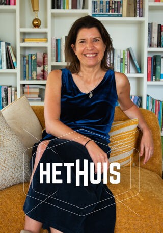 Eric Goens ontvangt opnieuw een resem spraakmakende, boeiende en intrigerende bekende Vlamingen in Het huis. Aan de succesformule wordt niet geraakt: de gasten worden weggehaald uit hun gewone leefwereld en verblijven 24 uur lang in het huis. Geen afleidingen, geen partners of kinderen, alleen de confrontatie met hun eigen leven dat de revue passeert. - Deze week ontvangt Eric Goens N-VA-voorzitter Valerie Van Peel. op VRT MAX