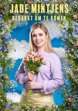 Debuutshow van comedian Jade Mintjens - Jade Mintjens lijkt op het eerste gezicht een vrolijke, sympathieke meid uit de Antwerpse Kempen... en dat klopt helemaal. Maar vergis je niet: ze durft ook scherp uit de hoek komen. Ze schetst op kleurrijke wijze hilarische scènes uit haar leven, zonder angst zichzelf daar ook bij te kijk te zetten. En voor wie haar al een beetje kent: ja hoor, ze brengt ook haar gitaar mee. In 'Bedankt om te komen' belooft Jade je een fijne avond te bezorgen. Want ze is ontzettend blij jou te mogen ontvangen tijdens haar eerste persoonlijke zaalshow. Dus vanuit de grond van haar hart: alvast bedankt om te komen! op VRT MAX