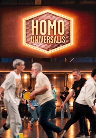 De winnaar van Homo Universalis 2026 zal iemand zijn wiens zicht niet belemmerd wordt door een blinddoek, wiens gehoor alziend is, wiens ledematen niet schrikken van een sprong of greep in de juiste richting en vooral wiens geluk nooit opraakt. Wie niet sterk is moet net sterk genoeg zijn om niet af te vallen. Of slim genoeg om iemand anders te slim af te zijn en dat gedurende 25 afleveringen. op VRT MAX