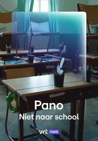 Duidingsmagazine met indringende reportages over de grote thema's van deze tijd. Een gedreven team van reporters diept de beste nieuwsverhalen uit en zoekt het antwoord op actuele vragen. - Joppe (10) , Elle (13) en Nikolas (14) zijn verstandige kinderen. Maar ze gaan niet naar school. Niet omdat ze dat niet willen, maar omdat het niet meer lukt. Door emotionele onrust, door angst of door psychische problemen. "Ik zou heel graag terug naar een gewone school kunnen gaan. Gewoon om terug een beetje 'normaler' te kunnen zijn," getuigt Nikolas. Het gevoel van machteloosheid groeit. Ook bij ouders. Die komen onder zware druk te staan, zowel emotioneel als financieel. Intussen groeien kinderen op zonder onderwijs. "Elk kind heeft recht op onderwijs," zegt Elles mama. "Maar in de praktijk lijkt het alsof elk kind alleen recht heeft op een stoel in een klas. En veel van die stoelen blijven leeg."
Het onderzoeksmagazine Pano van VRT NWS probeert deze complexe problematiek in kaart te brengen. Uit een eigen bevraging bij 500 Vlaamse scholen blijkt dat de helft van de scholen de afgelopen vijf jaar een stijging ziet in het aantal leerlingen dat uitvalt. In het secundair onderwijs loopt dat cijfer zelfs op tot zeven op de tien scholen. op VRT MAX