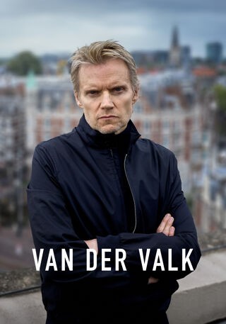 Wanneer journalist Lisa Wallace een artikel publiceert over de onopgeloste moord op haar moeder, ontwaakt een gevaarlijk verleden. Samen met detective David Burke duikt ze in een web van verdwijningen, corruptie en psychologische spelletjes. Een grimmige Ierse misdaadreeks over trauma, waarheid en de prijs van gerechtigheid. op VRT MAX