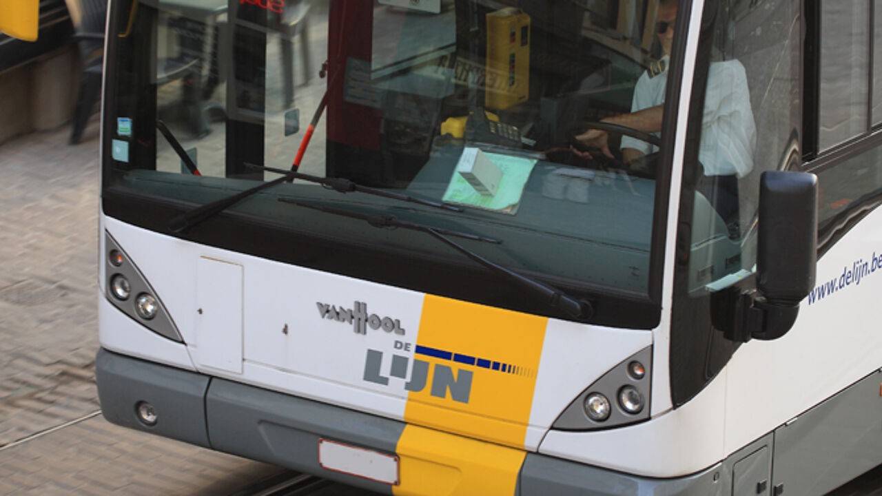 Twee jonge mannen op bus De Lijn slaan autobestuurder in elkaar na lichte aanrijding in Massenhoven