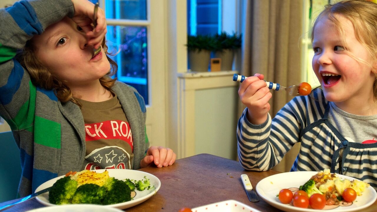 Wat doe je als een kind zich ernstig verslikt? Rode Kruis legt de juiste technieken uit