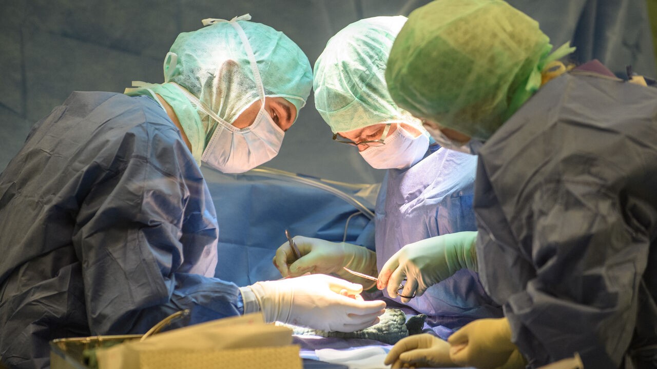 Placebo-operaties helpen uitzoeken welke behandelingen écht werken: "Ook in België gebeurt het"