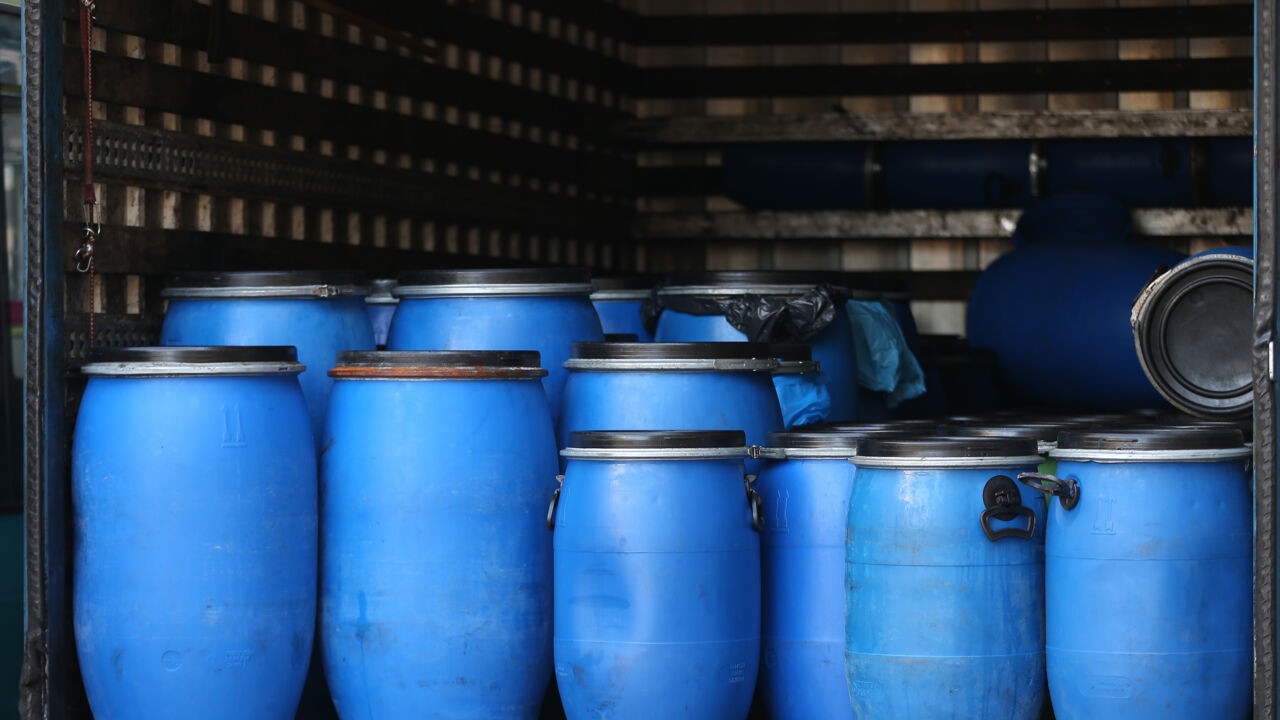 Politie vindt bijna 20.000 liter drugsafval in Bree, mannen uit Wilrijk (38) en Litouwen (55) aangehouden