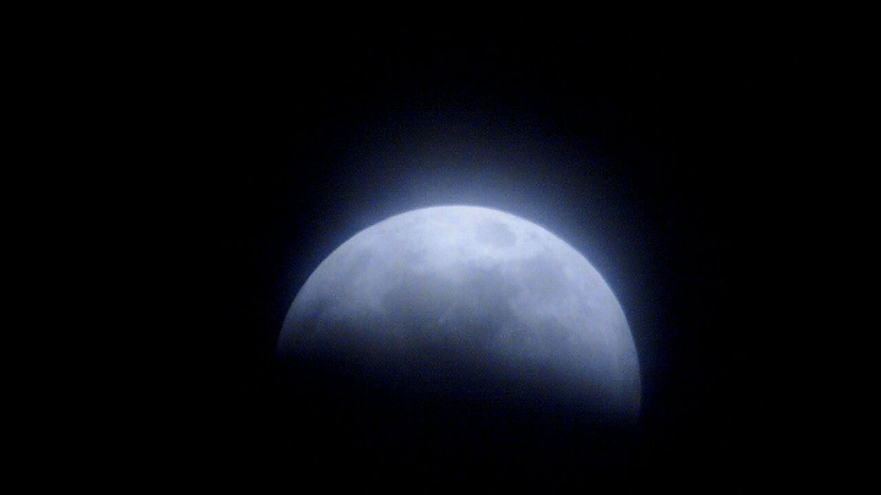 Na zonsverduistering krijgen we vannacht gedeeltelijke maansverduistering