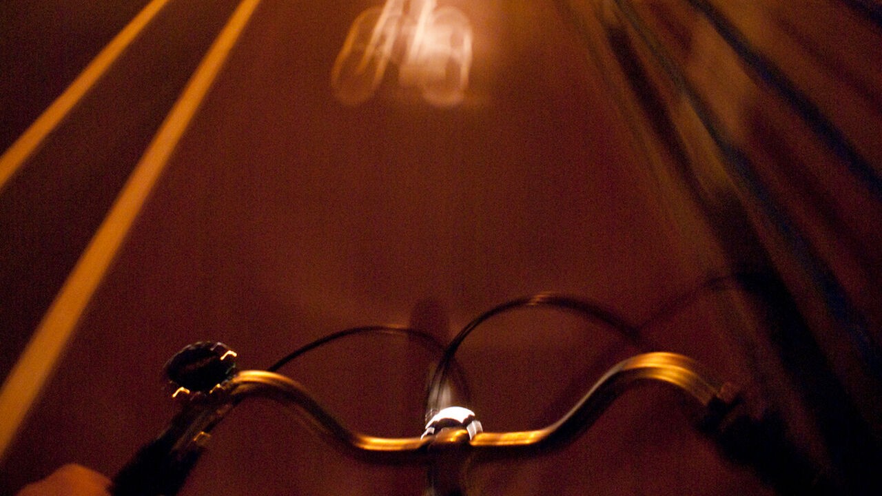 "Fiets niet zonder handen": Monia waarschuwt scholieren nadat haar zoon (15) verplicht verkeersklas heeft gevolgd