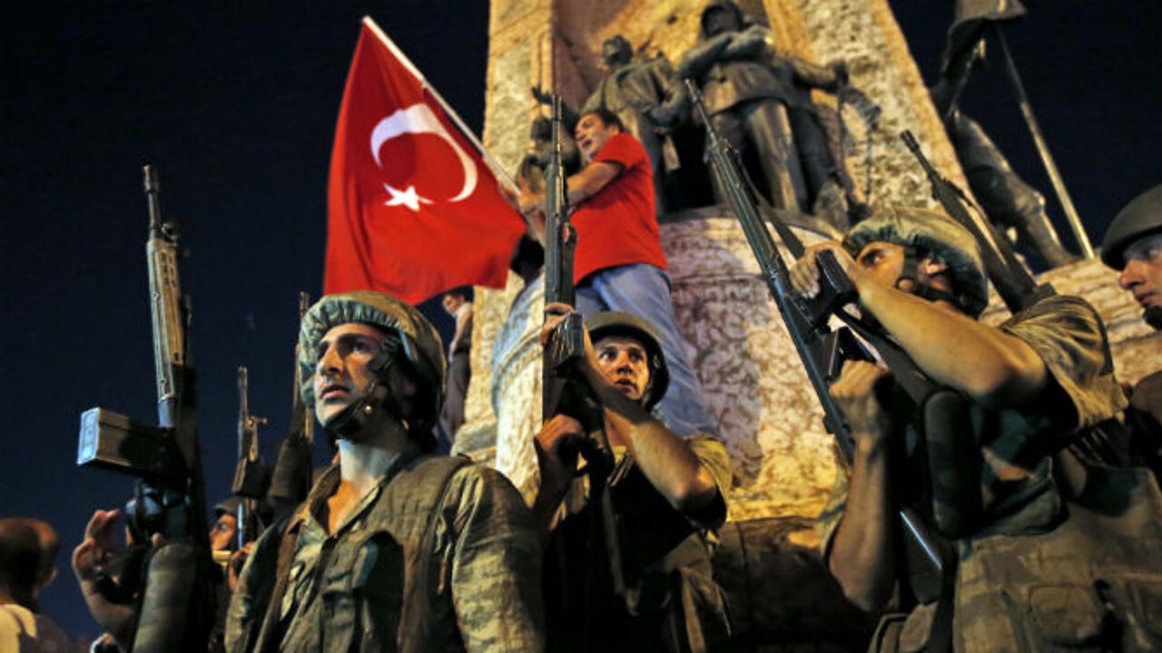 Tien jaar na de mislukte staatsgreep in Turkije: hoe één nacht een hele natie hertekende