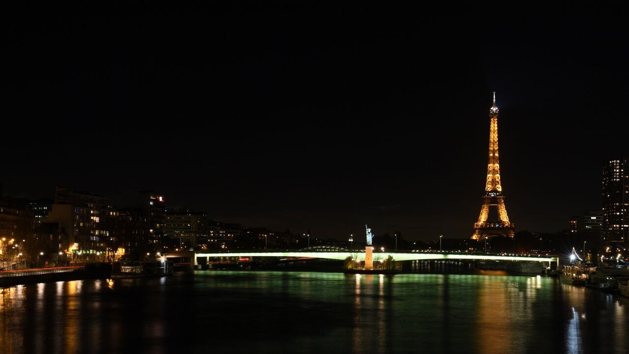 Veertig personen opgepakt voor het afsteken van vuurwerk bij de Eiffeltoren