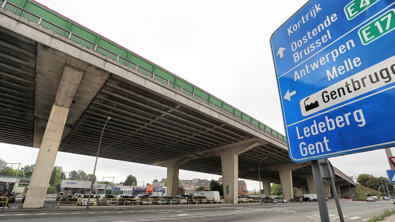 Hinder op E17 tussen Destelbergen en Gentbrugge door heraanleg wegdek én studie 'brokkelbrug'