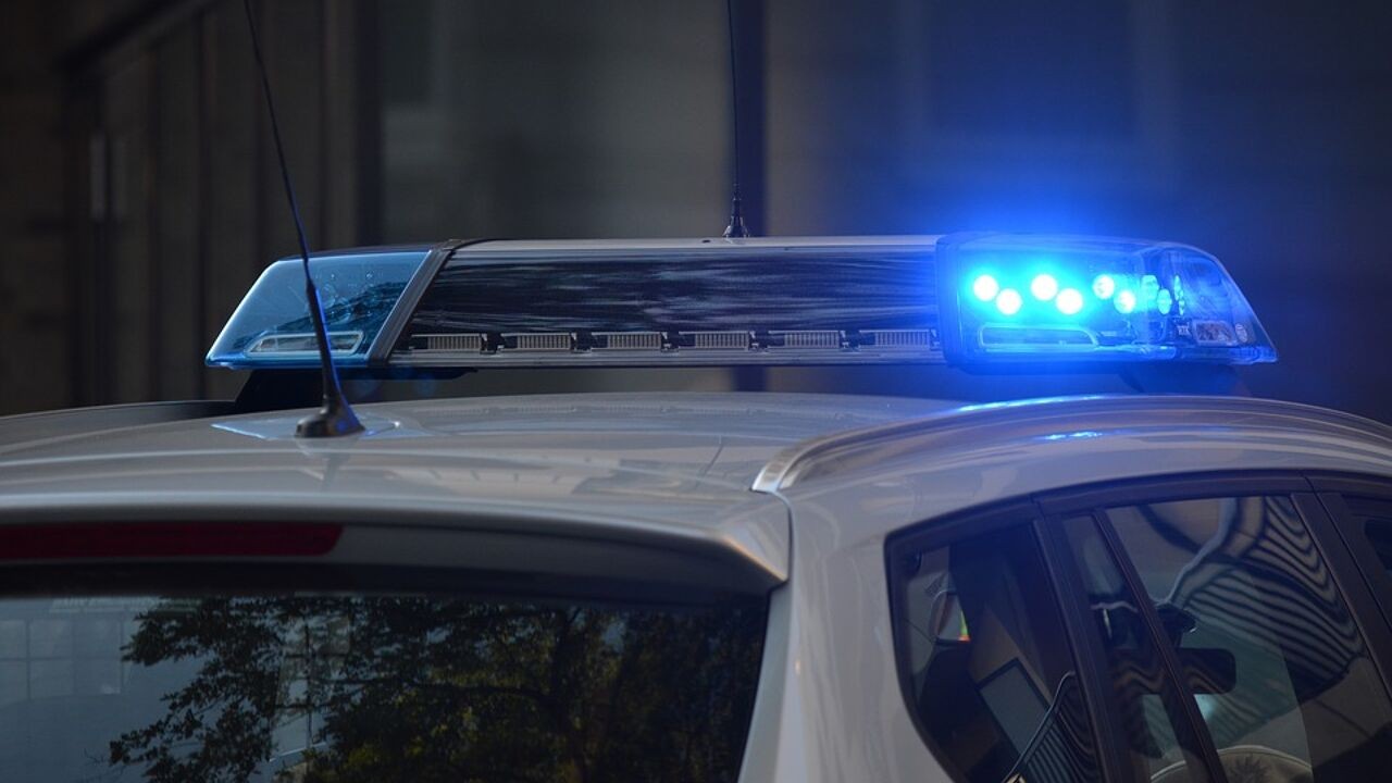 Politie valt oude varkensstal binnen in Sint-Gillis-Waas in kader van gerechtelijk onderzoek: 4 mensen opgepakt