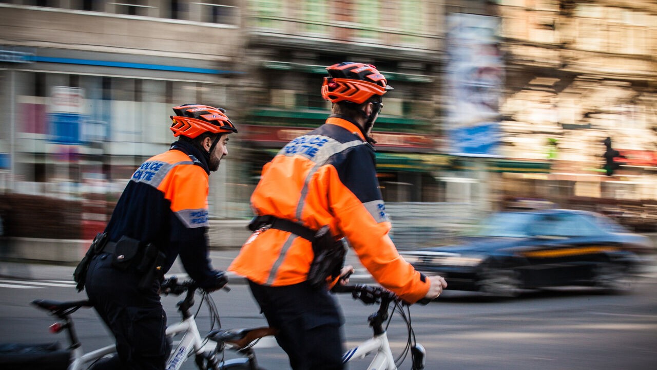 Brusselse fietspatrouille vindt wapens, cocaïne en verboden e-sigaretten bij huiszoeking