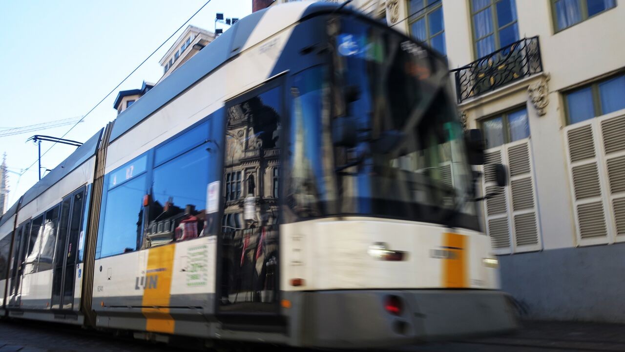 Ontspoorde tram in Gent staat opnieuw op sporen: De Lijn zet extra trams in om vertragingen te compenseren