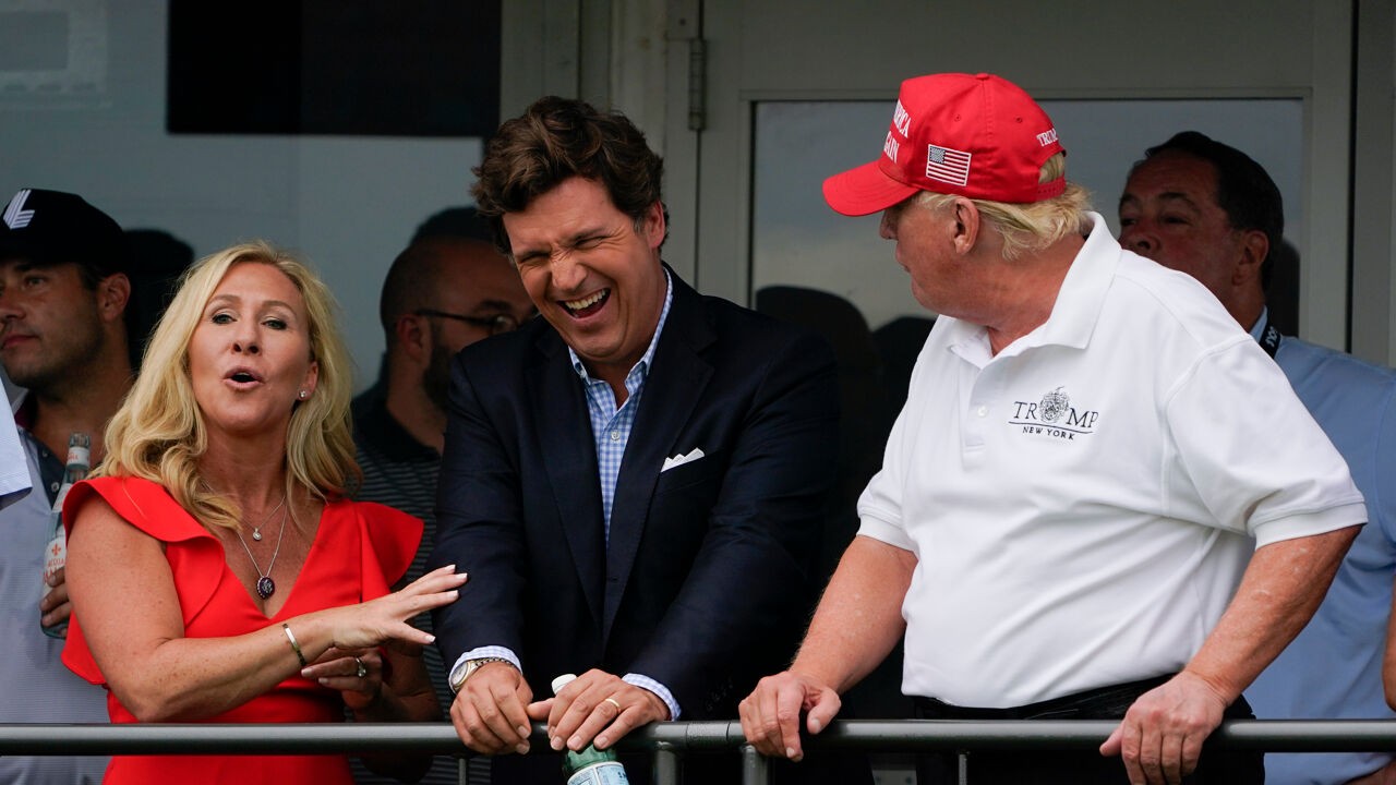 "Hij heeft ons verraden": voormalig Trump-bondgenoten Marjorie Taylor Greene en Tucker Carlson richten nieuwe politieke beweging op in VS