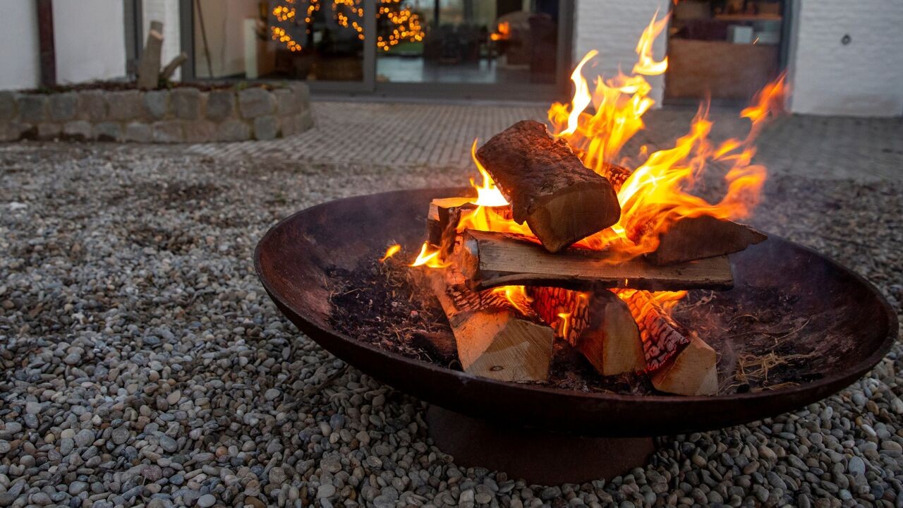Brandweer waarschuwt voor populaire vuurkorven: "We raden het helemaal af"