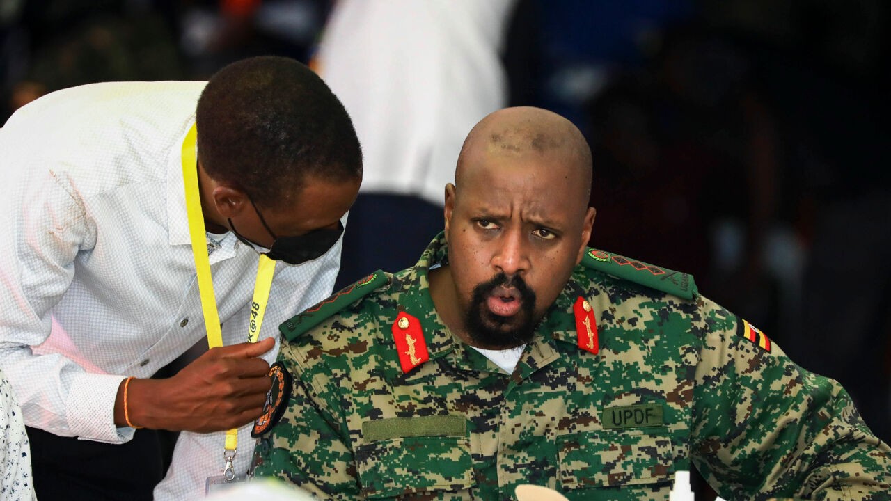 Legerbaas van Oeganda eist 1 miljard dollar én "de mooiste vrouw" van Turkije