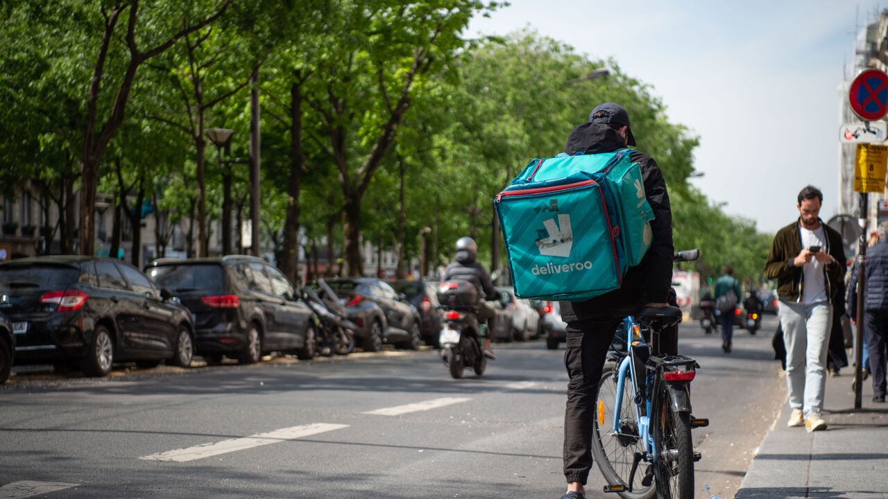 Fietskoeriers zijn geen 'bijklussers' meer: bedrijven mogen fiscaal achterpoortje niet meer gebruiken