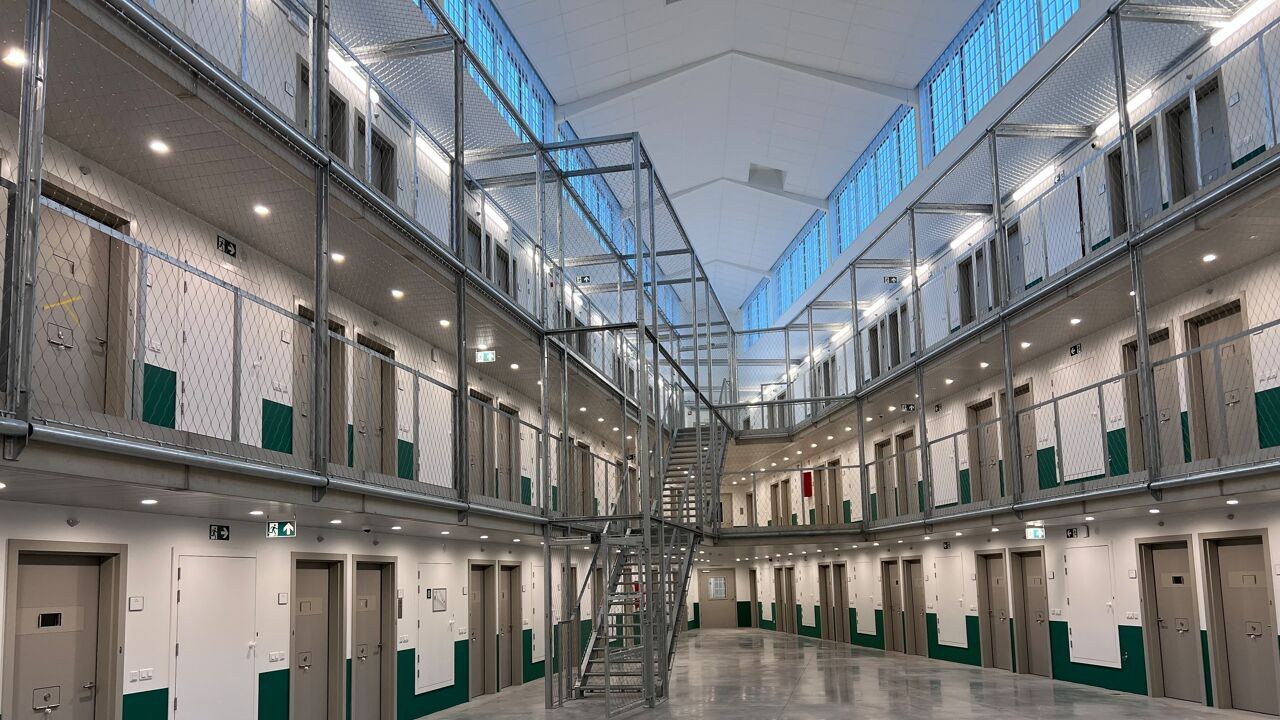 Zes cipiers gewond bij overplaatsen gedetineerde in gevangenis van Dendermonde