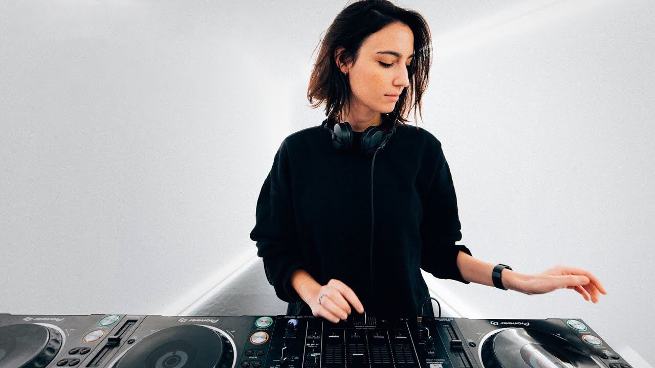 Dj Amelie Lens reageert op 'techno-files': "Ik zou mijn trauma's niet opnieuw moeten beleven"