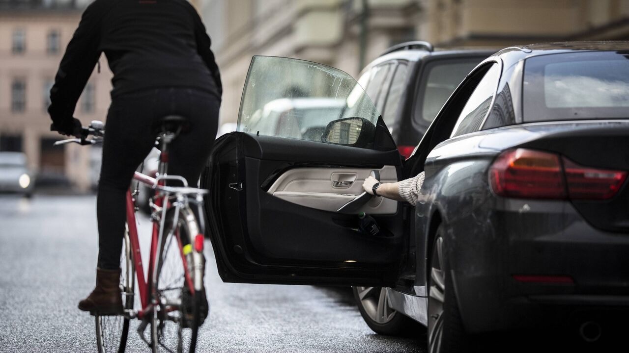 Hoe 'Dutch reach' ongevallen kan vermijden waarbij fietsers tegen opengezwaaid portier botsen