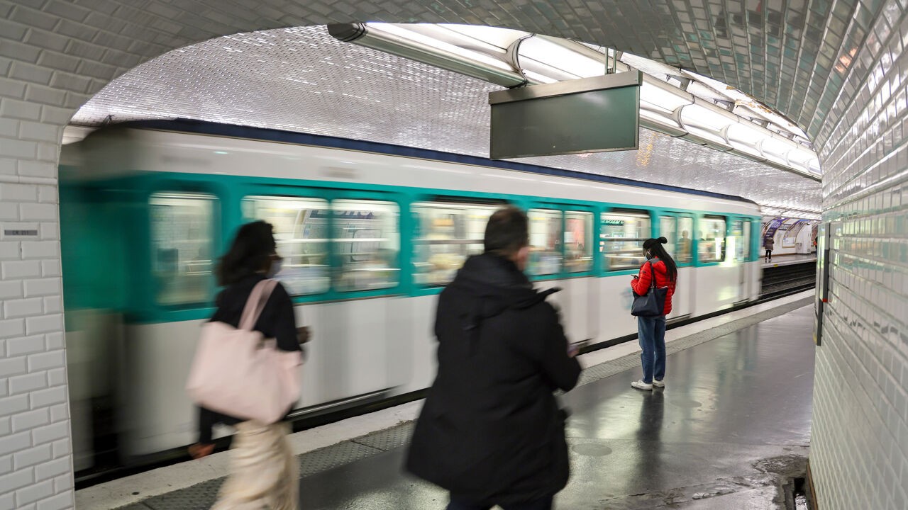 Drie vrouwen verwond met mes in metro in Parijs, verdachte opgepakt