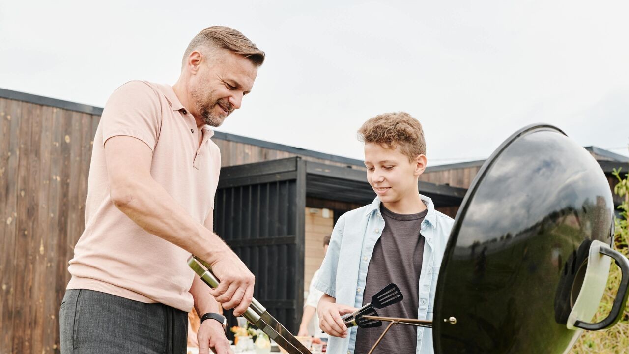 "Zorg dat je rooster proper is": 5 tips voor een voedselveilige barbecue op warme dagen