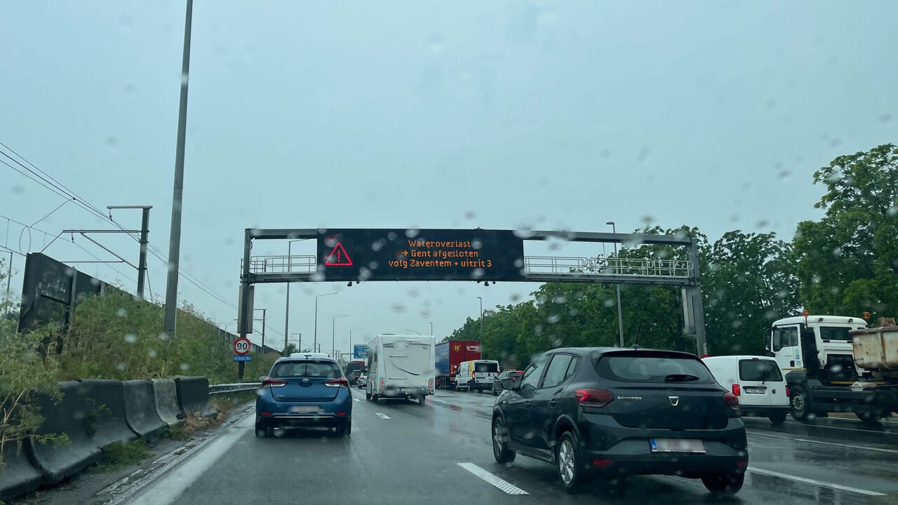 Man (93) rijdt kilometers lang in verkeerde richting op snelweg en botst tegen vrachtwagen in Machelen